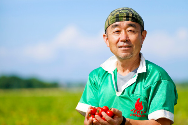 ミニトマトを持つ石井浩二さん
